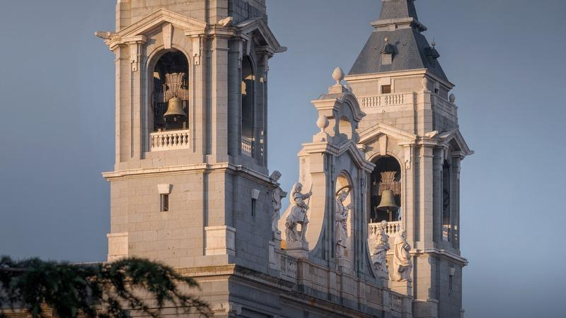 Homenaje de los gallegos al pueblo de Madrid: 25 años sonando las campanas en la catedral de la Almudena