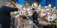 Gonzalo Colastra, párroco de San Cristóbal, a punto de bendecir su belén de este 2025: «Cualquier cosa que me dé pie a una catequesis, la pongo»