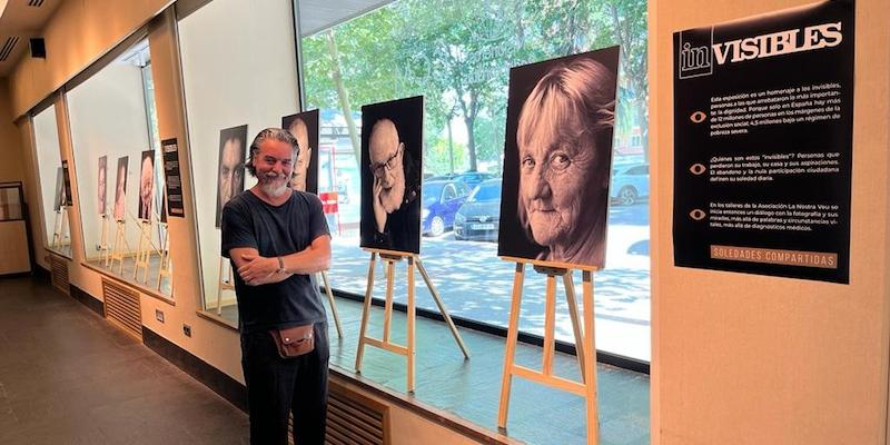 Vicente Galaso, autor de las fotograf&iacute;as, delante de algunas de las im&aacute;genes que se exhiben en la muestra