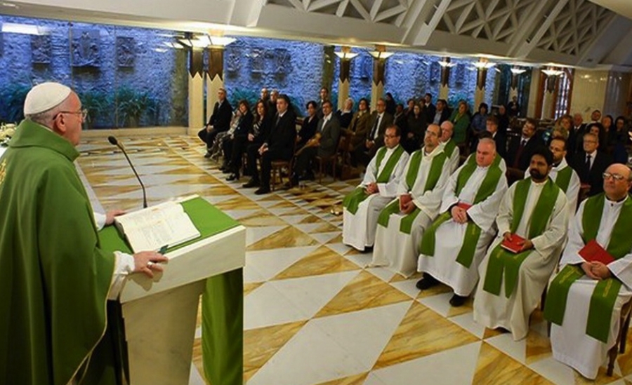 El Papa en Santa Marta: «Dios llora ante la guerra en el mundo»