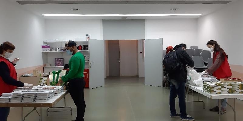 Santísima Trinidad de Collado Villalba distribuye 350 menús diarios a familias necesitadas