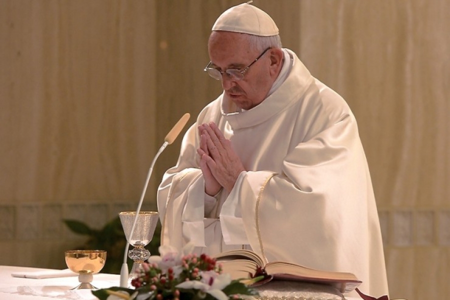 Francisco en Santa Marta: 'Mar&iacute;a nos cuida, nos defiende y no se averg&uuml;enza de nosotros'
