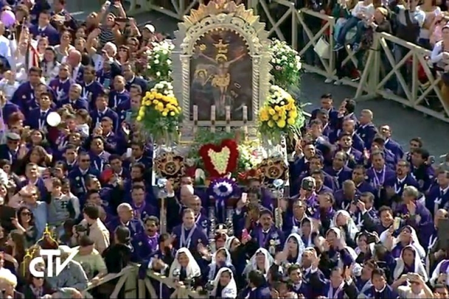 Francisco bendice a los peruanos y la imagen del Se&ntilde;or de los Milagros