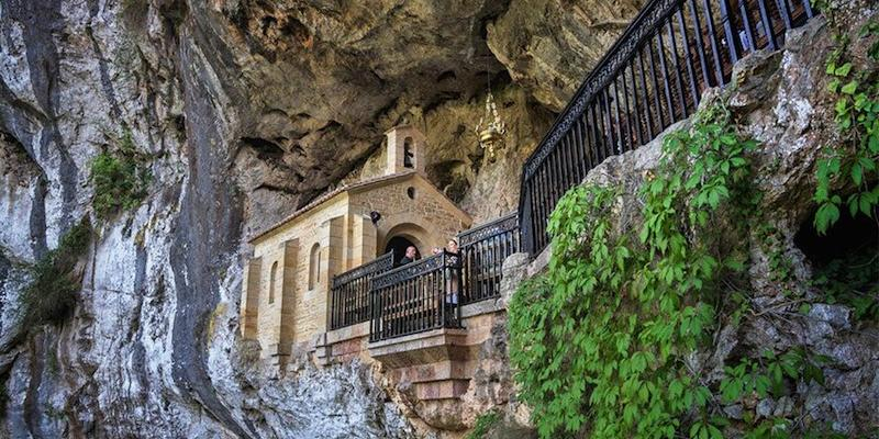 Santa María del Parque despide el mes de junio con una peregrinación al santuario de Covadonga