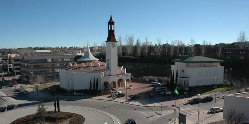 Juan Carlos Vera administra el sacramento de la Confirmaci&oacute;n en Nuestra Se&ntilde;ora de la Moraleja
