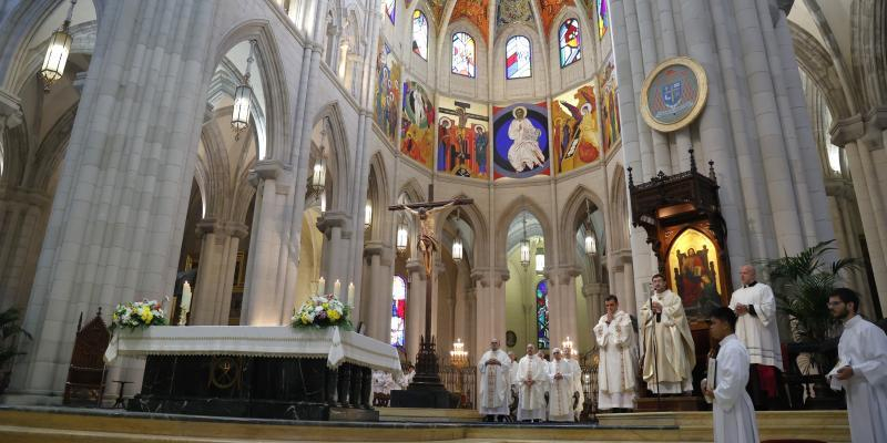 El cardenal Jos&eacute; Cobo preside la Misa del Gallo en la catedral de la Almudena