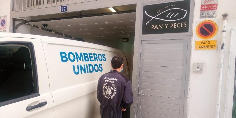 Bomberos Sin Fronteras reparte alimentos a las familias de &#039;Pan y Peces&#039;