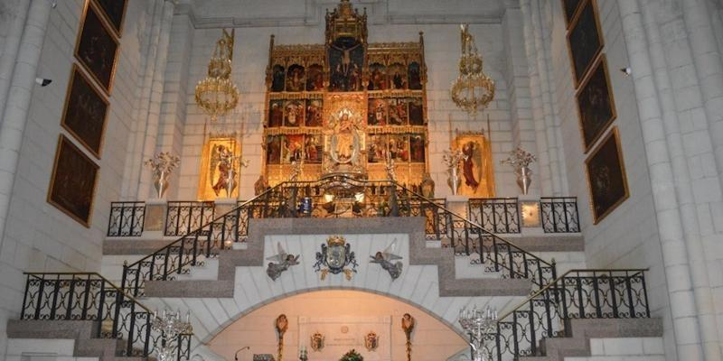 La Real Esclavitud de Santa María la Real de la Almudena celebra su Misa mensual con imposición de medallas