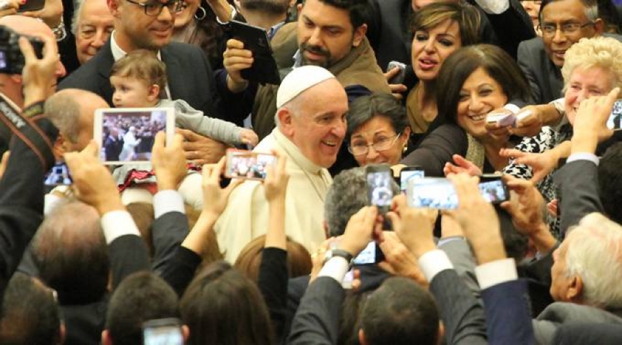 Familias, j&oacute;venes y enfermos esperan con ansias visita del Papa en parroquia de Roma