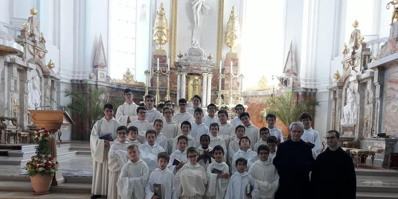 Los escolanos en la Abad&iacute;a de Neresheim (Alemania) en junio de 2019