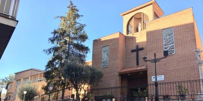 Monse&ntilde;or Mart&iacute;nez Camino preside una Misa solemne con Confirmaciones en Nuestra Se&ntilde;ora del Carmen de Pozuelo