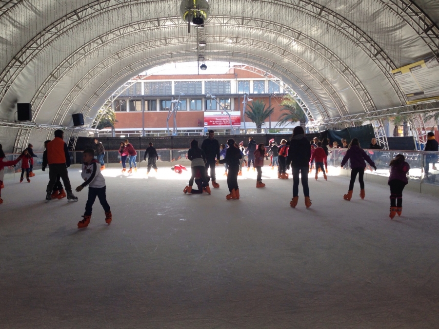 Los peque&ntilde;os aprenden a patinar sobre hielo en las Colonias Urbanas de C&aacute;ritas Madrid