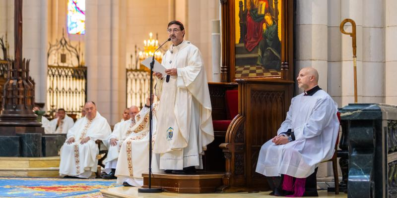 El cardenal José Cobo preside un responso y una Eucaristía en la catedral de la Almudena en la Conmemoración de todos los Fieles Difuntos