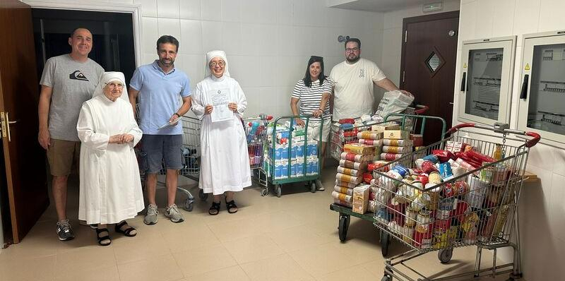 La acción social de la Hermandad de Jesús el Pobre entrega más de 400 kilos de alimentos a las Hermanitas de los Pobres de Los Molinos
