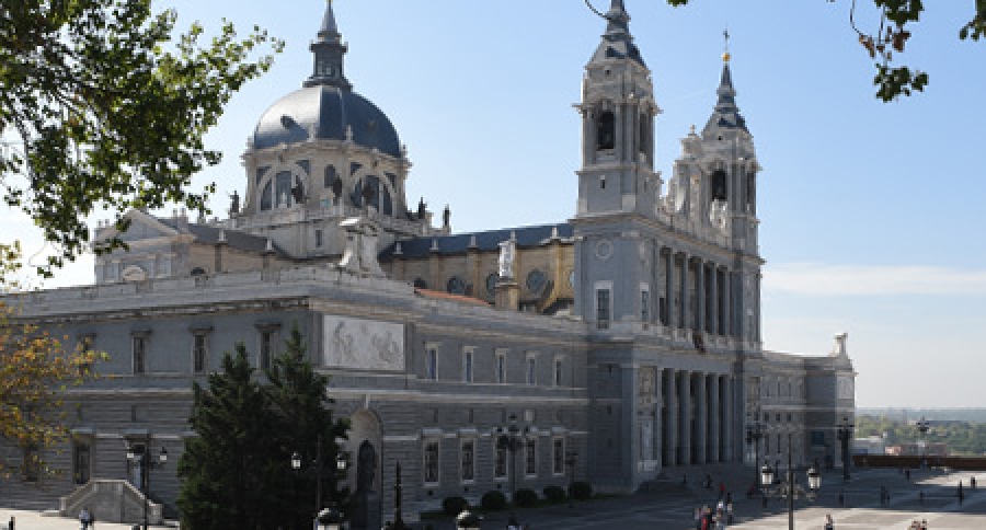 Funeral por los obispos difuntos de Madrid en la catedral de la Almudena