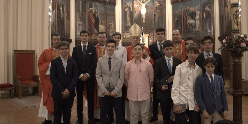 El cardenal Osoro con los alumnos confirmados en 2019