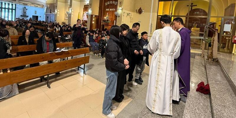 El Padre Andrés, vicario parroquial de Nuestra Señora de la Soledad y Transfiguración del Señor, ante la Misa Jubilar para la comunidad china: «Siempre es una alegría compartir y rezar por lo que nos une»