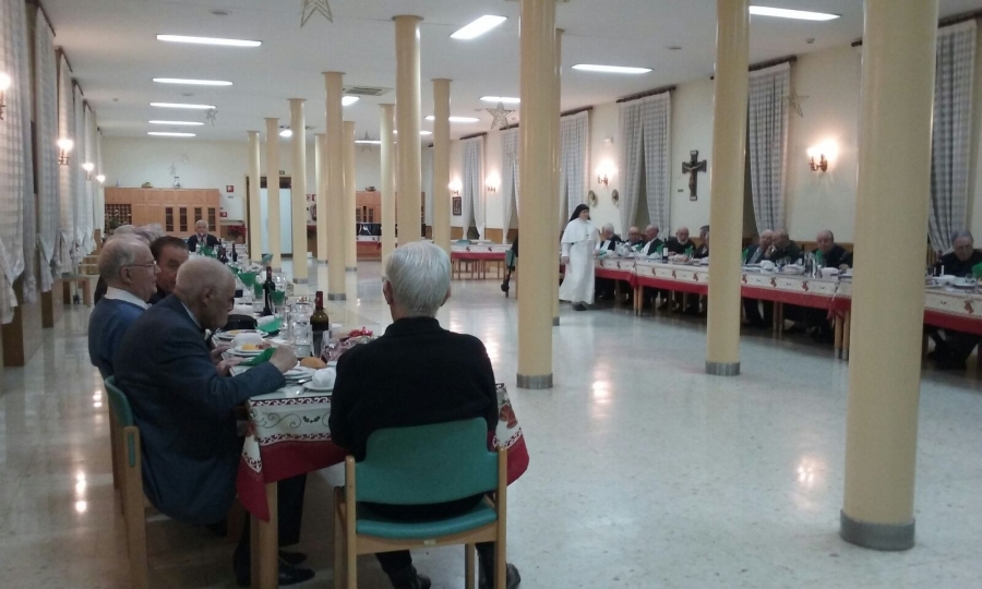 El cardenal Osoro despide mayo rezando el rosario con los sacerdotes de la residencia San Pedro