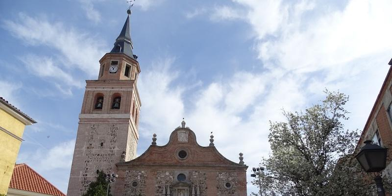 Óscar García Aguado administra el sacramento de la Confirmación en San Pedro Advíncula de Vallecas