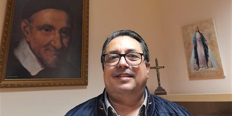 Monse&ntilde;or Mart&iacute;nez Camino ordena di&aacute;cono a un misionero pa&uacute;l en la bas&iacute;lica de La Milagrosa