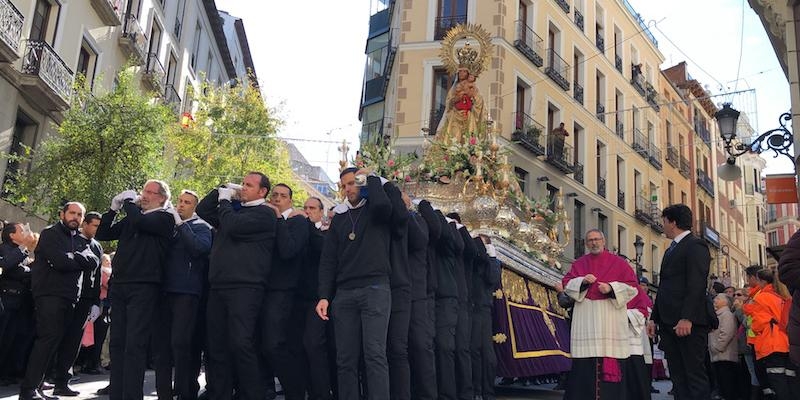 El arzobispo de Madrid entrega a la hermandad de Jesús el Pobre el título de hermanamiento con la Virgen de la Almudena