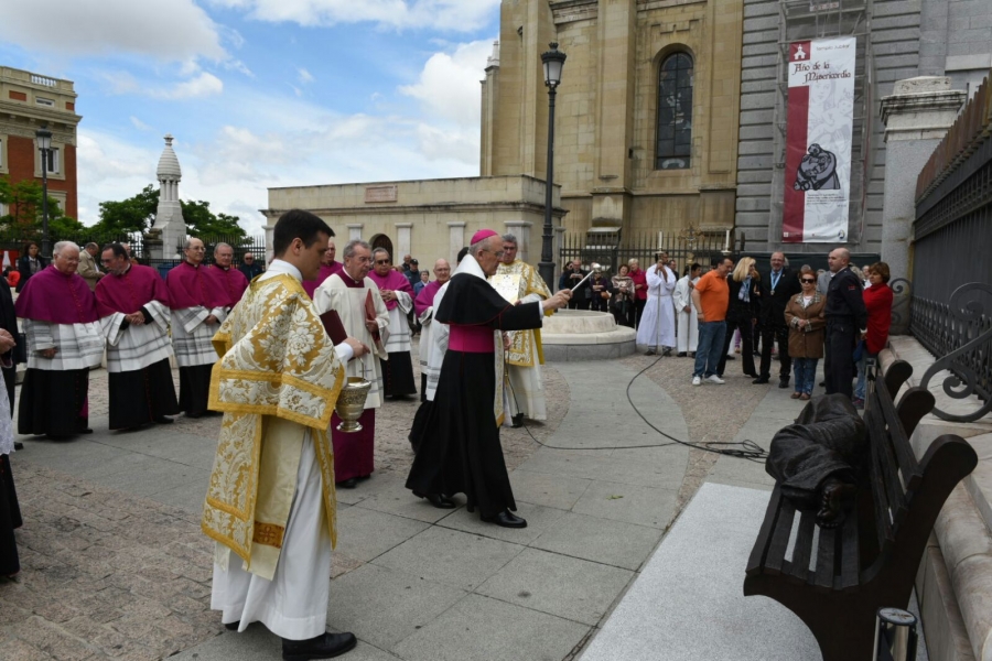 El arzobispo bendice la estatua del 'Jes&uacute;s desamparado'