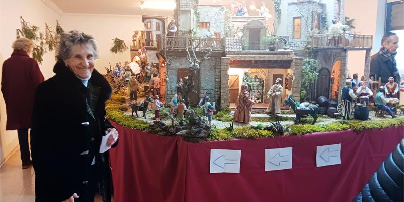 Pilar Tobar, 91 años, sigue montando el belén napolitano de las carmelitas descalzas con el deseo de que la gente se lleve «el recuerdo de un belén maravilloso»