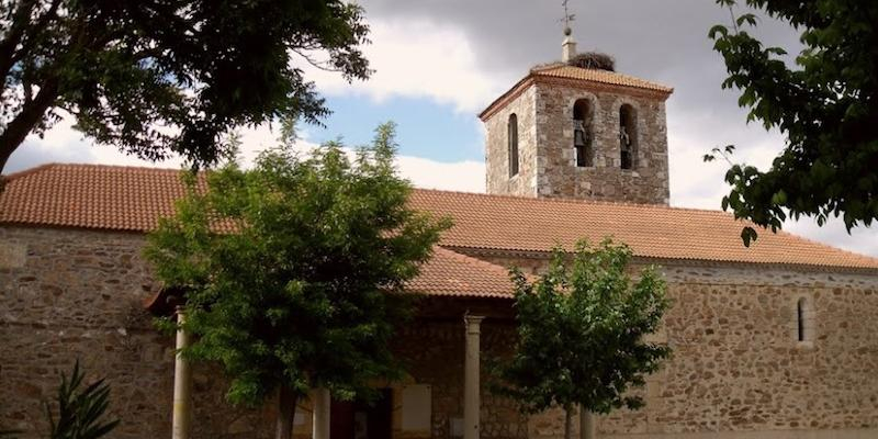 Juan Carlos Vera administra el sacramento de la Confirmaci&oacute;n en San Miguel Arc&aacute;ngel de Pedrezuela