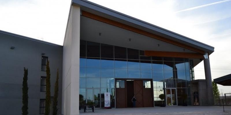 El padre &Aacute;ngel Camino administra el sacramento de la Confirmaci&oacute;n en Santa Mar&iacute;a la Blanca de Montecarmelo