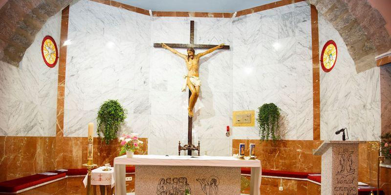 Juan Carlos Merino administra el sacramento de la Confirmaci&oacute;n en Nuestra Se&ntilde;ora del Carmen de Los Negrales