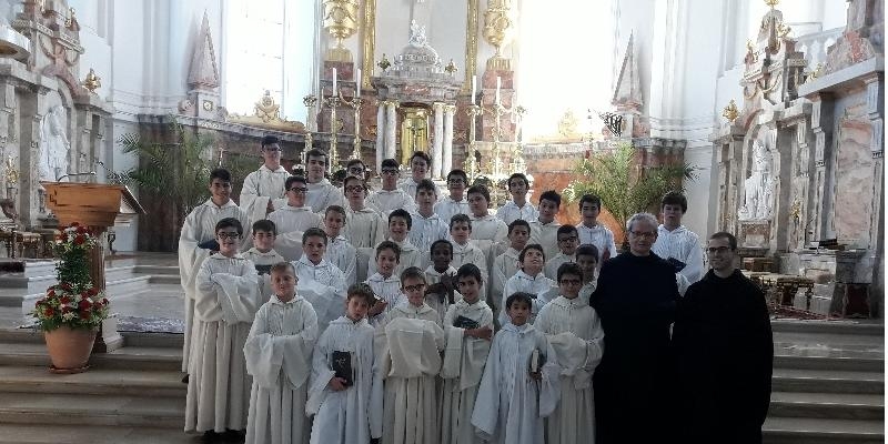 Los ni&ntilde;os de la Escolan&iacute;a del Valle de los Ca&iacute;dos rezan el rosario a diario por las v&iacute;ctimas del coronavirus
