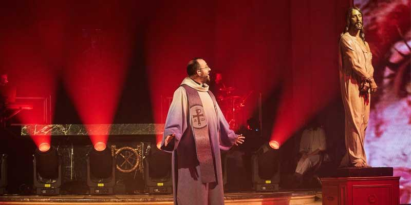 Toño Casado, sacerdote y creador de “Viacrucis, el Musical en concierto”: «Hay personas que ayudan a los demás a llevar sus cruces»